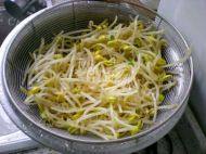 家常菜腊肠炝炒黄豆芽做法图解2)