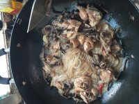 口感丰富的小鸡蘑菇炖粉条做法图解8)