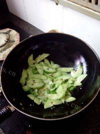 秀色可餐的黄瓜炒肉做法图解4)