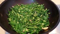 家常菜韭菜苔炒鸡蛋做法图解6)