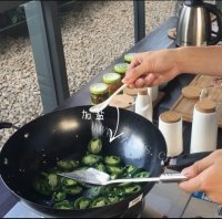 鲜辣的墨椒爆炒章鱼片做法图解5)