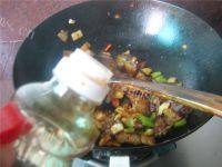 家常菜青椒洋葱回锅肉做法图解14)