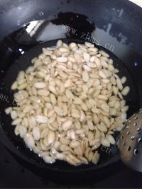 下酒菜麻辣花生做法图解8)