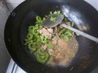 家常菜苦瓜炒肉片做法图解8)