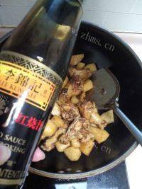 家常菜鸡腿炖土豆做法图解7)