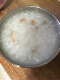 香甜葡萄干大米粥做法图解4)