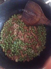 家常菜肉末豌豆做法图解6)
