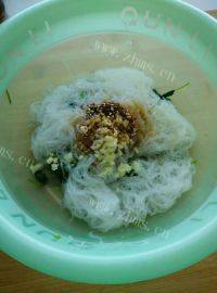 美味的粉丝拌菠菜做法图解10)