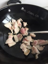 色泽鲜亮的腐竹炒肉做法图解1)