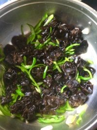美味的青椒炒黑木耳做法图解5)