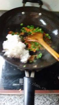 自制什锦炒饭做法图解5)