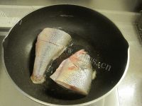 热腾腾的家常炖鱼做法图解3)