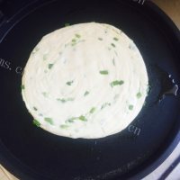 美味营养的葱油饼做法图解7)