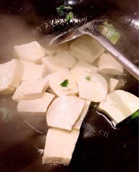 鲜美可口的海蛎子豆腐汤做法图解4)