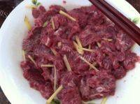 营养丰富的西兰花炒牛肉做法图解3)