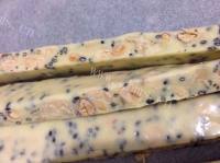 回味无穷的黑芝麻花生牛扎糖做法图解3)