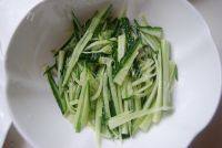 家常菜黄瓜拌豆腐皮做法图解3)