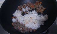 美味的鸭肉炒饭做法图解5)