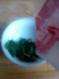 口感丰富的凉拌芹菜叶做法图解6)