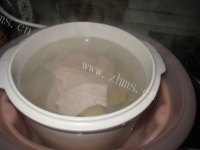 美味的青橄榄雪梨炖瘦肉做法图解8)