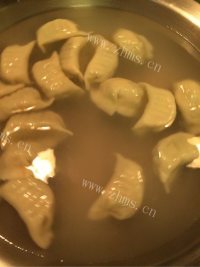 简易的猪肉芹菜馅饺子做法图解12)