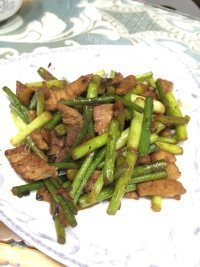 妈妈最爱的蒜苔炒肉做法图解5)