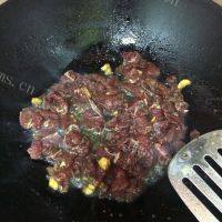 美味的黑椒牛肉做法图解3)