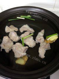 「经典美食」玉米笋山药脆骨汤做法图解3)