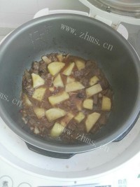清脆爽口的牛肉炖土豆做法图解9)