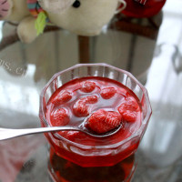 珍馐美味的草莓罐头