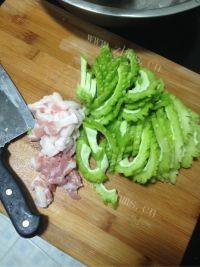 家常菜苦瓜炒肉做法图解1)