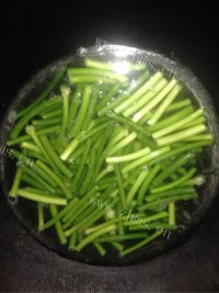 家常菜蒜苔炒肉片做法图解4)