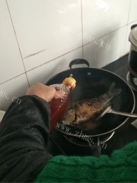 家常菜烧鲫鱼做法图解5)