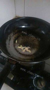 家常菜蒜苔炒肉做法图解3)
