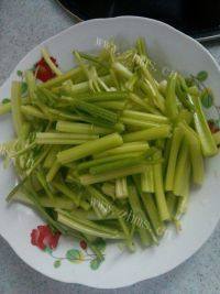 家常菜芹菜炒豆干做法图解1)