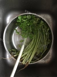 美味的芹菜猪肉馅饺子做法图解4)