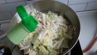 美味的冻豆腐炖白菜做法图解8)