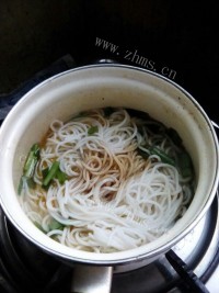 垂涎欲滴的小锅米线做法图解3)