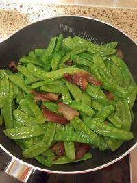 家常菜荷兰豆炒腊肉做法图解6)