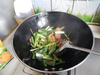 香飘十里的蒜苗炒五花肉做法图解7)