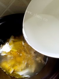 美味的椰子煲鸡做法图解6)