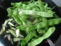 简单易做的五花肉炖豆角做法图解8)