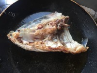喷香的鱼头豆腐汤做法图解4)