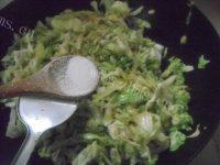 家常菜爆炒圆白菜做法图解6)
