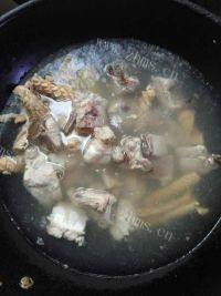 美味的排骨鱿鱼节瓜汤做法图解3)