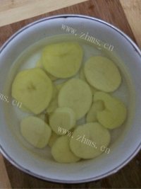 色泽鲜亮的铁锅炖鱼做法图解4)