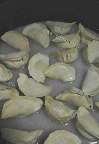 色泽不错的冰花煎饺做法图解3)