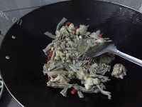 家常菜芹菜炒猪肚做法图解2)