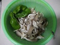 好吃的青椒平菇做法图解2)