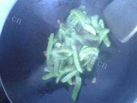 简单版荷兰豆炒腊肠做法图解6)